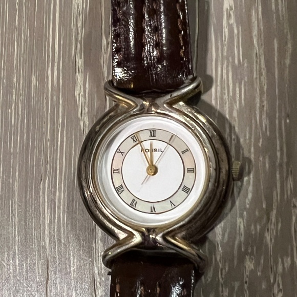 Vintage FOSSIL ladies watch with brown leather strap - Picture 2 of 4